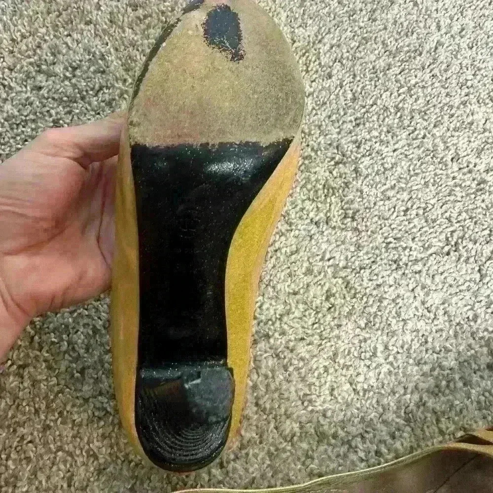 CHANEL Two-Tone Yellow and Black Heels - Picture 14 of 15